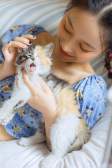 美女孕妇临产肚子痛